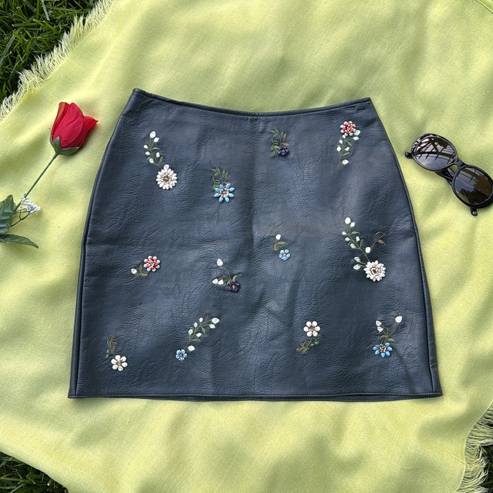 🩷 ZARA; CUTE Black Floral Embroidered Faux Leather Skirt in Misses Size Small!